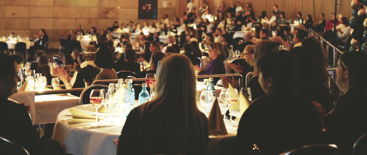 Blick auf die vielen Mitarbeiterinnen und Mitarbeiter in der Stadthalle Fürth bei der ABF Agenda
