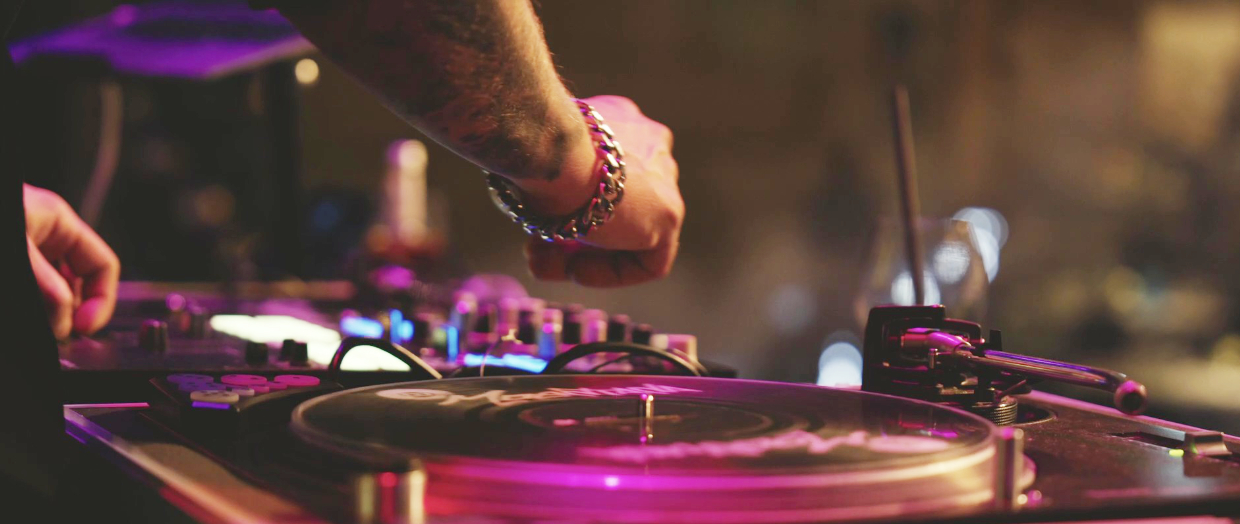 Nahaufnahme des DJ an seinem Equipment bei der ABF Agenda