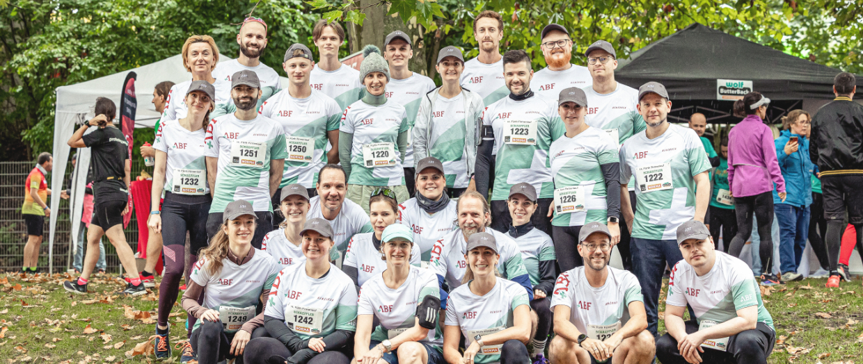 Alle Kolleginnen und Kollegen der ABF Runner mit ABF Laufshirt beim Firmenlauf Fürth