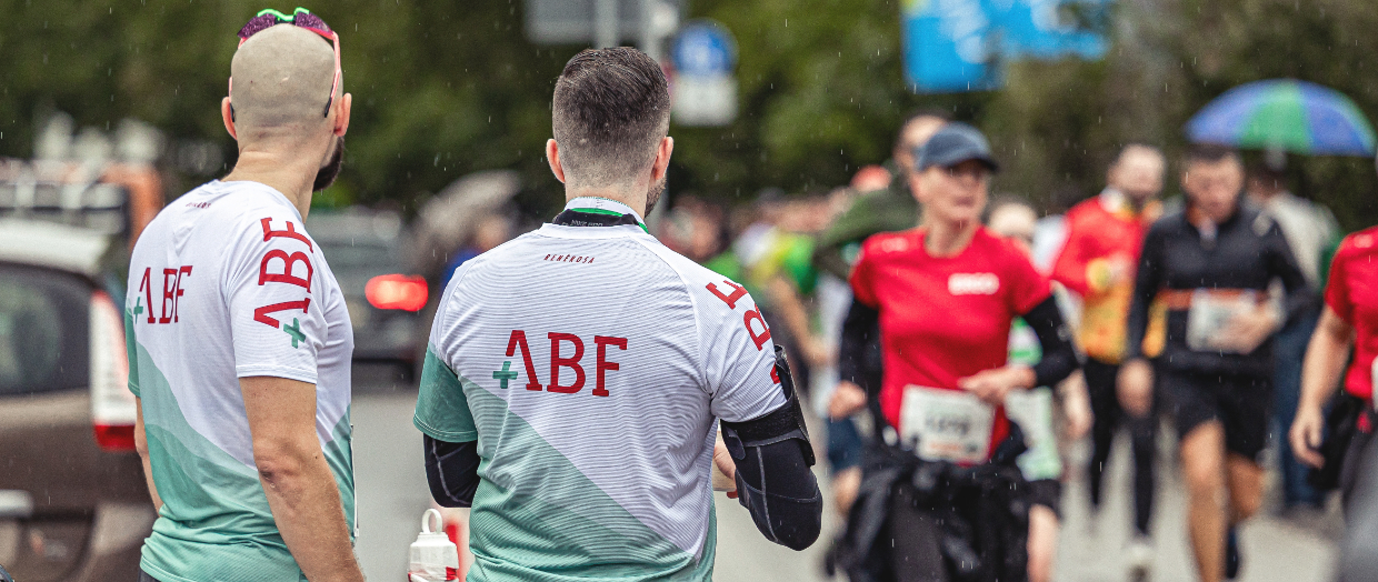 Zwei Kollegen der ABF Runner mit dem ABF Laufshirt beim Firmenlauf Fürth