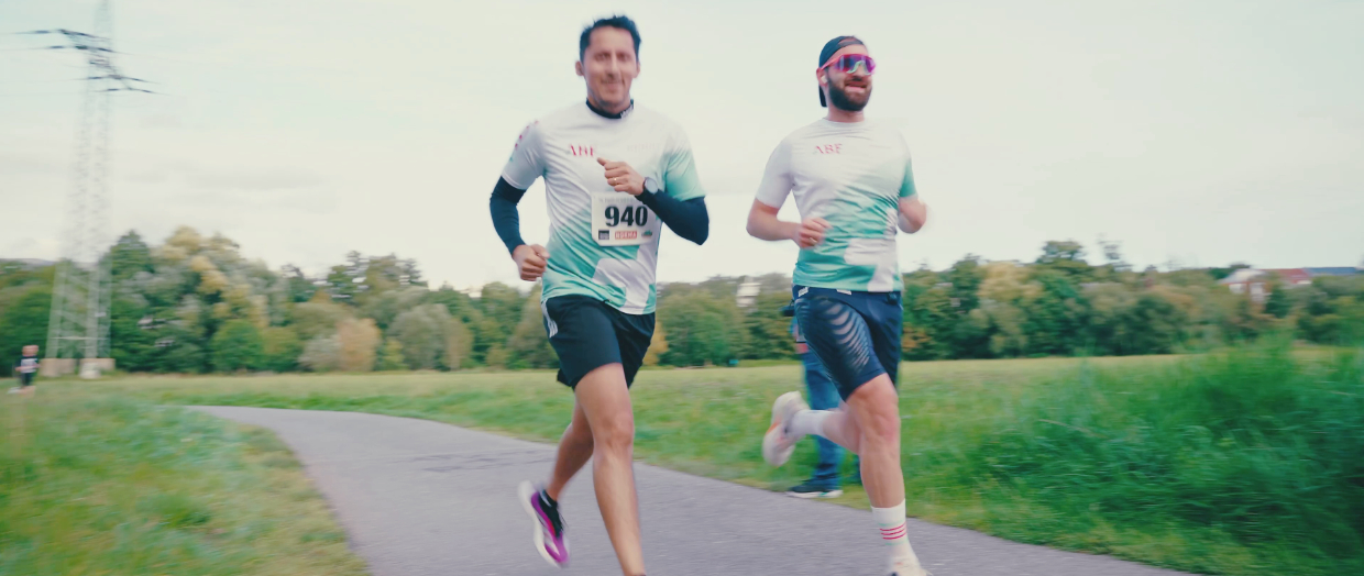 Zwei Kollegen der ABF Runner mit dem ABF Laufshirt beim Firmenlauf Fürth