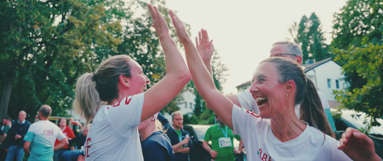 Zwei Kolleginnen der ABF Runner mit ABF Laufshirt beim Firmenlauf Fürth