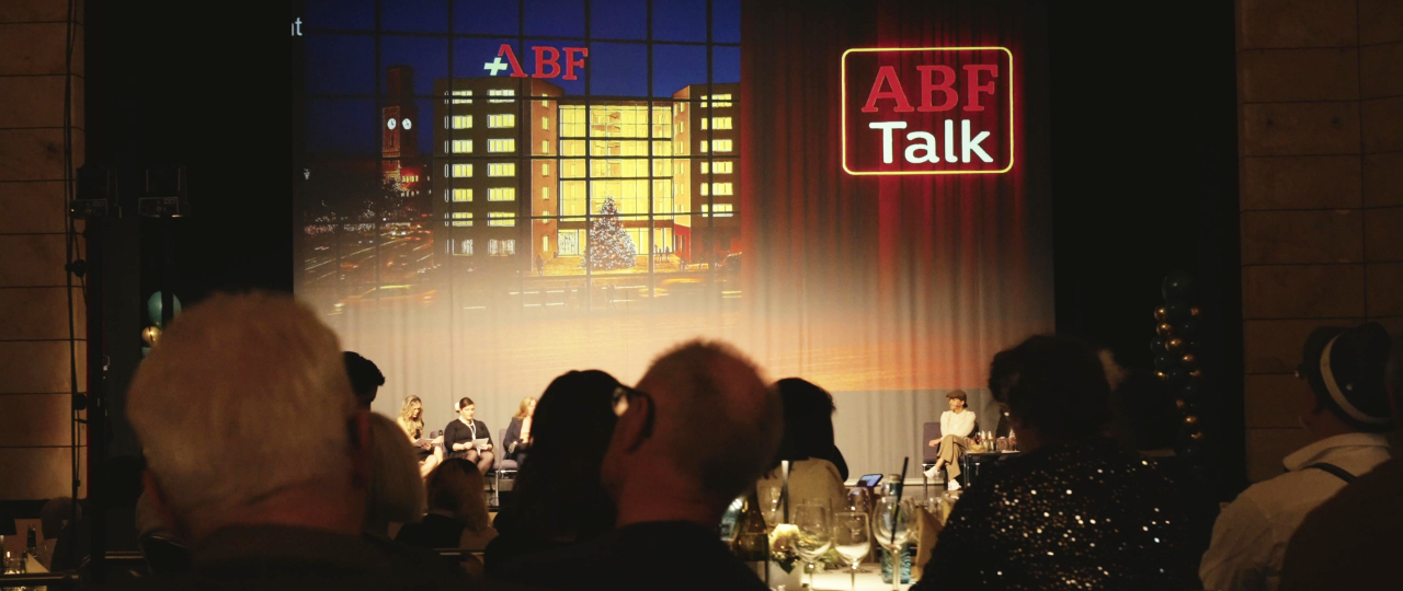 Blick aus dem Publikum auf die Bühne während der Agenda