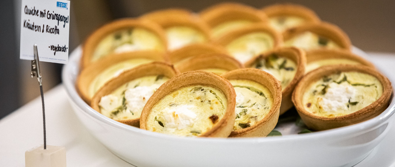 Mini-Quiches in einer Schale