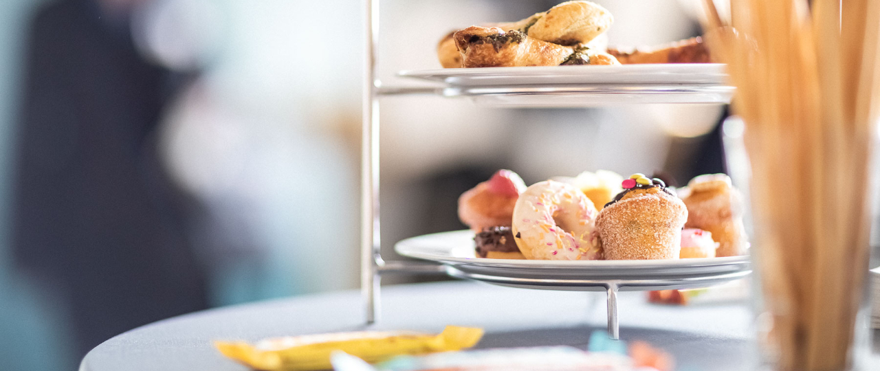 Etagere mit kleinen Backwaren