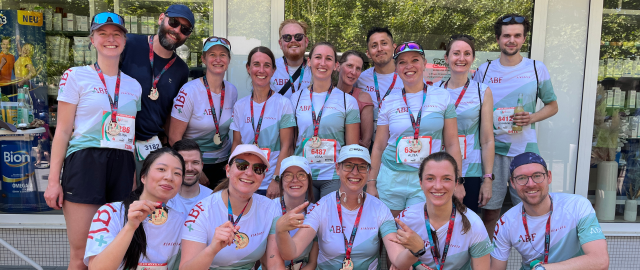 Gruppenbild Metropolamrathonläufer:innen vor der ABF-Apotheke