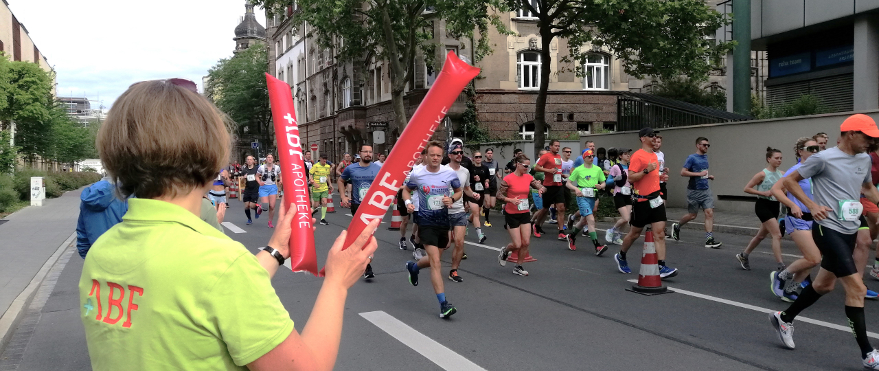 ABF Mitarbeiterin feuert Metropolmarathonläufer an