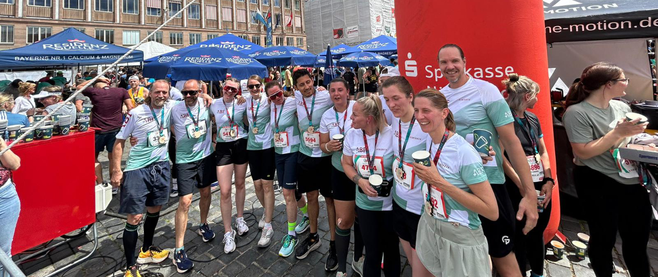 Gruppenbild Metropolmarathonläufer:innen im Ziel