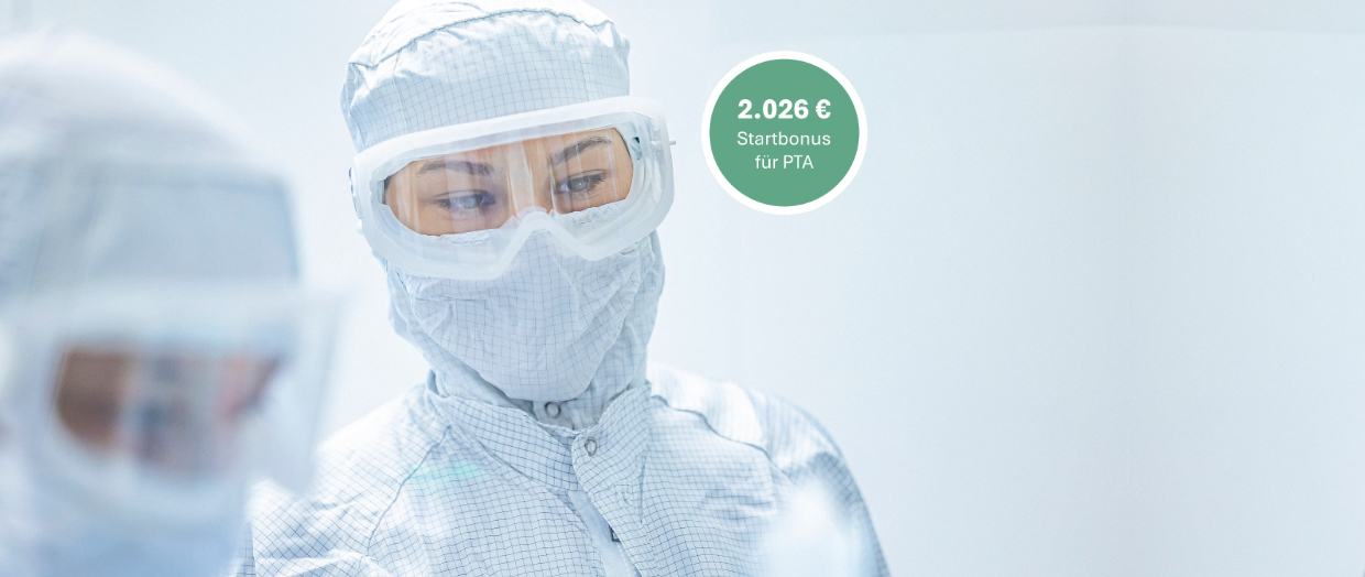 Zwei PTA im Reinraumlabor bei der Arbeit an der Werkbank