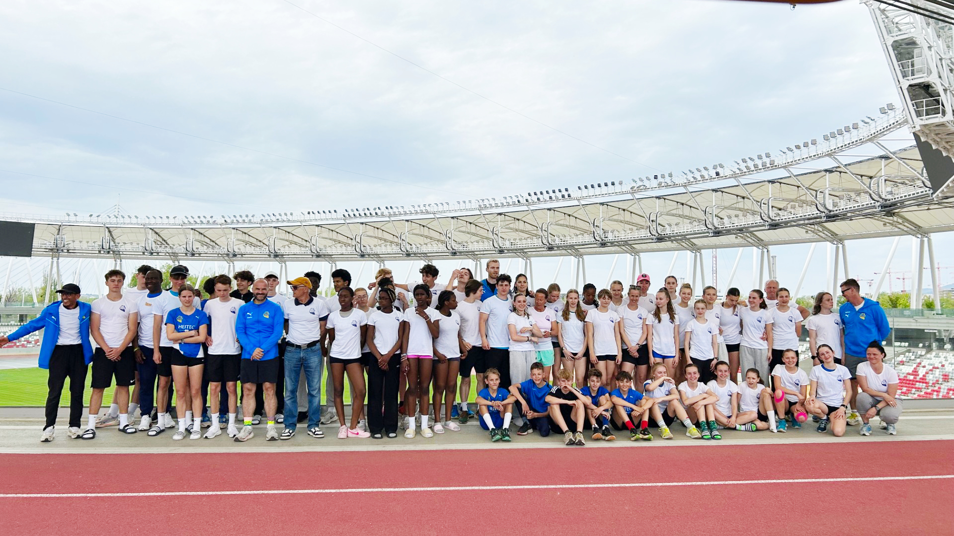 Gruppenbild der Nachwuchsathletinnen und -athleten des LAC Quelle