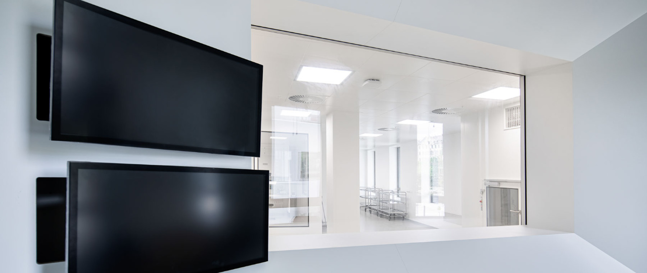 Der Showroom zum Reinraumlabor der ABF-Pharmazie Die Glasscheide des Showroom zum Reinraumlabor der ABF-Pharmazie