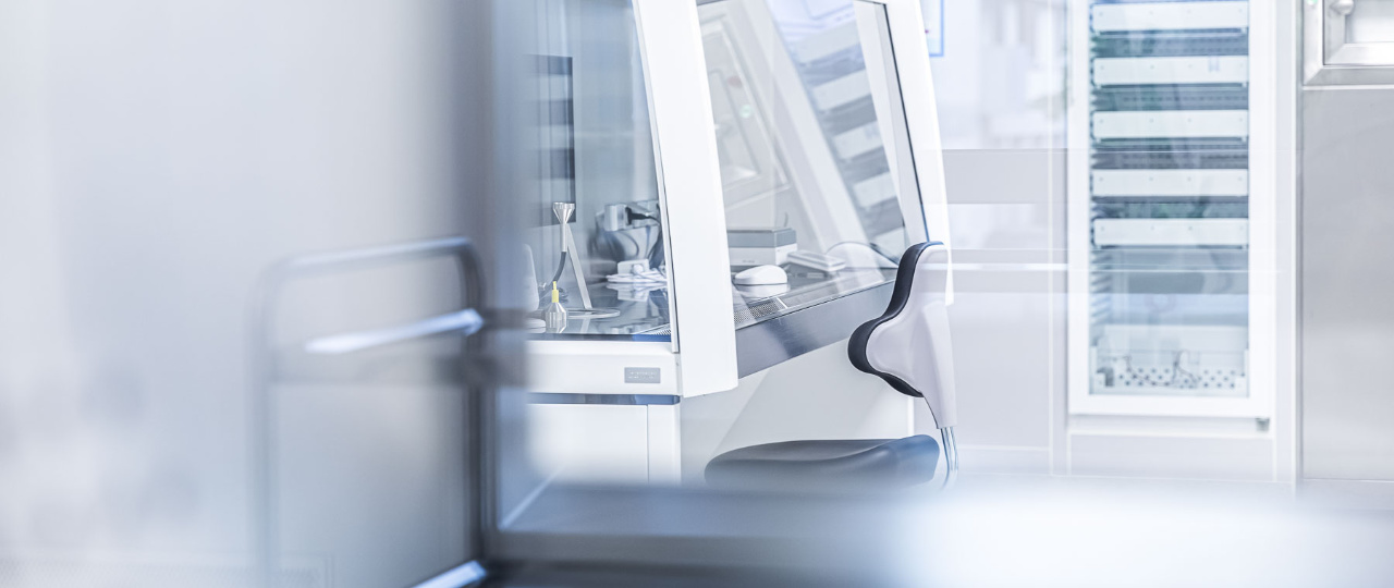 Moderne Werkbank im Reinraumlabor der ABF-Pharmazie Moderne Werkbänke stehen im Reinraumlabor der ABF-Pharmazie.